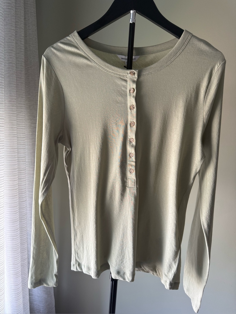 NWT Banana Republic Long-Sleeve Button Henley Top in Light Sage. SZ M (18" P2P)